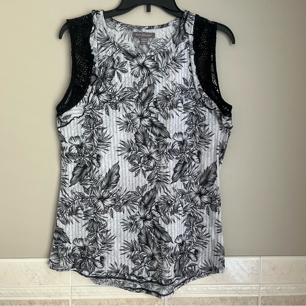 Peace & Pearls Women's Black & White Floral Hibiscus Sleeveless Top Size XL